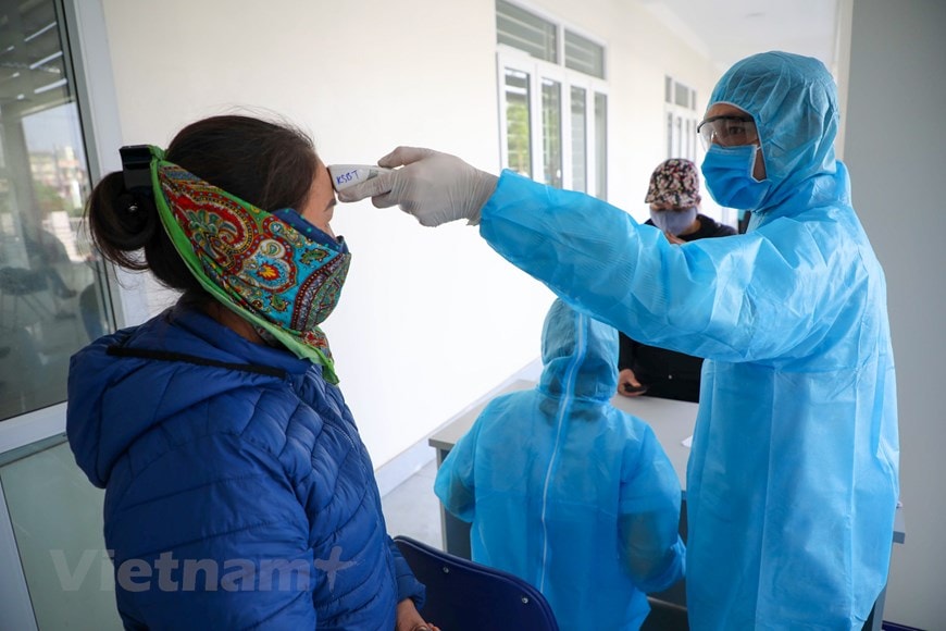 Tại trạm test nhanh ở Trung tâm Văn hoá, Thông tin và Thể thao phường Phúc Diễn có 30 cán bộ y tế cùng với tình nguyện viên trường Đại học Y tế công cộng thực hiện 2 bàn lấy mẫu xét nghiệm và bàn trả kết quả công dân. (Ảnh: Tùng Lâm/Vietnam+)