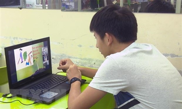 Học sinh ôn bài online tại nhà. (Ảnh: Xuân Triệu/TTXVN)