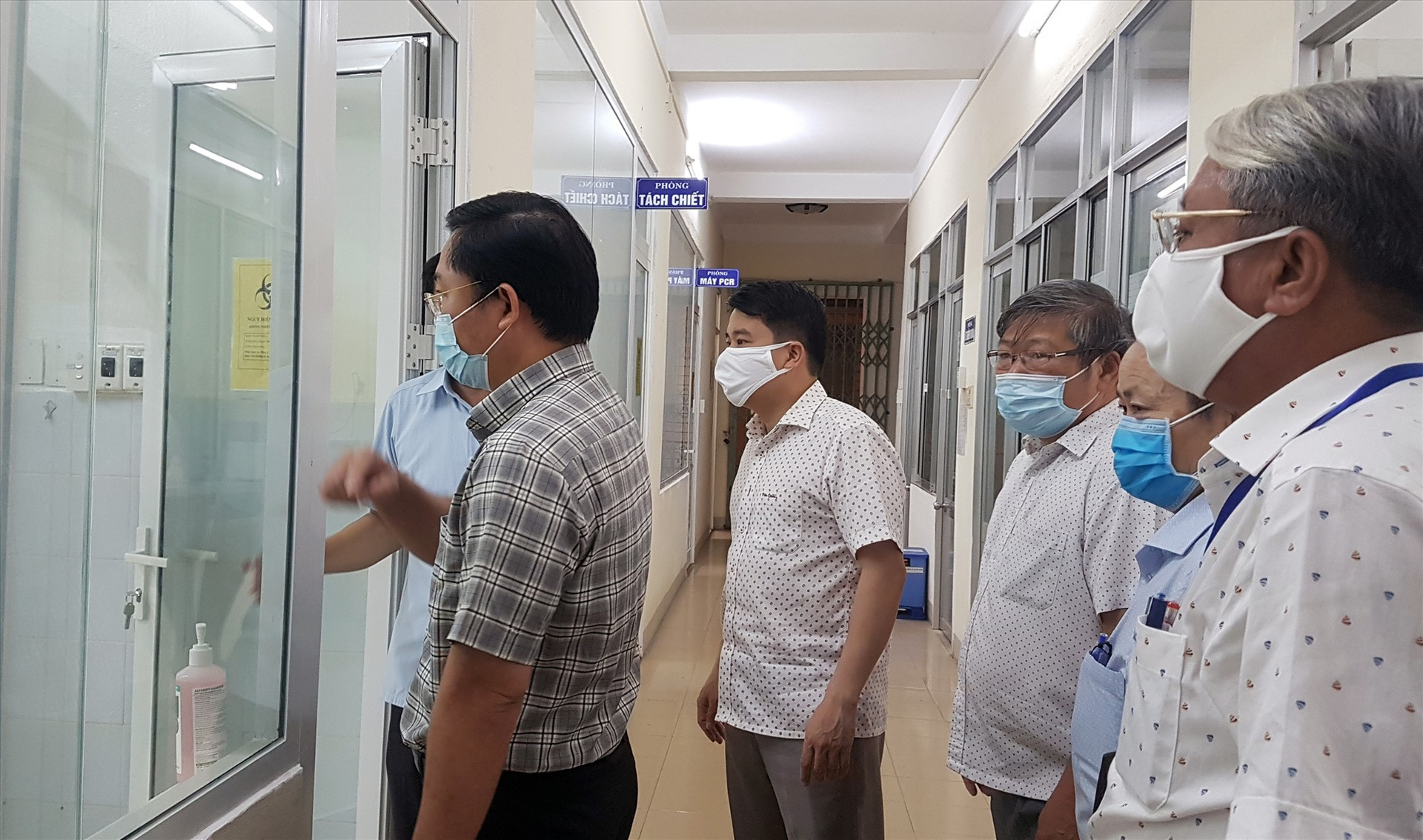 Chủ tịch UBND tỉnh Lê Trí Thanh kiểm tra khu xét nghiệm của CDC Quảng Nam. Ảnh: D.L