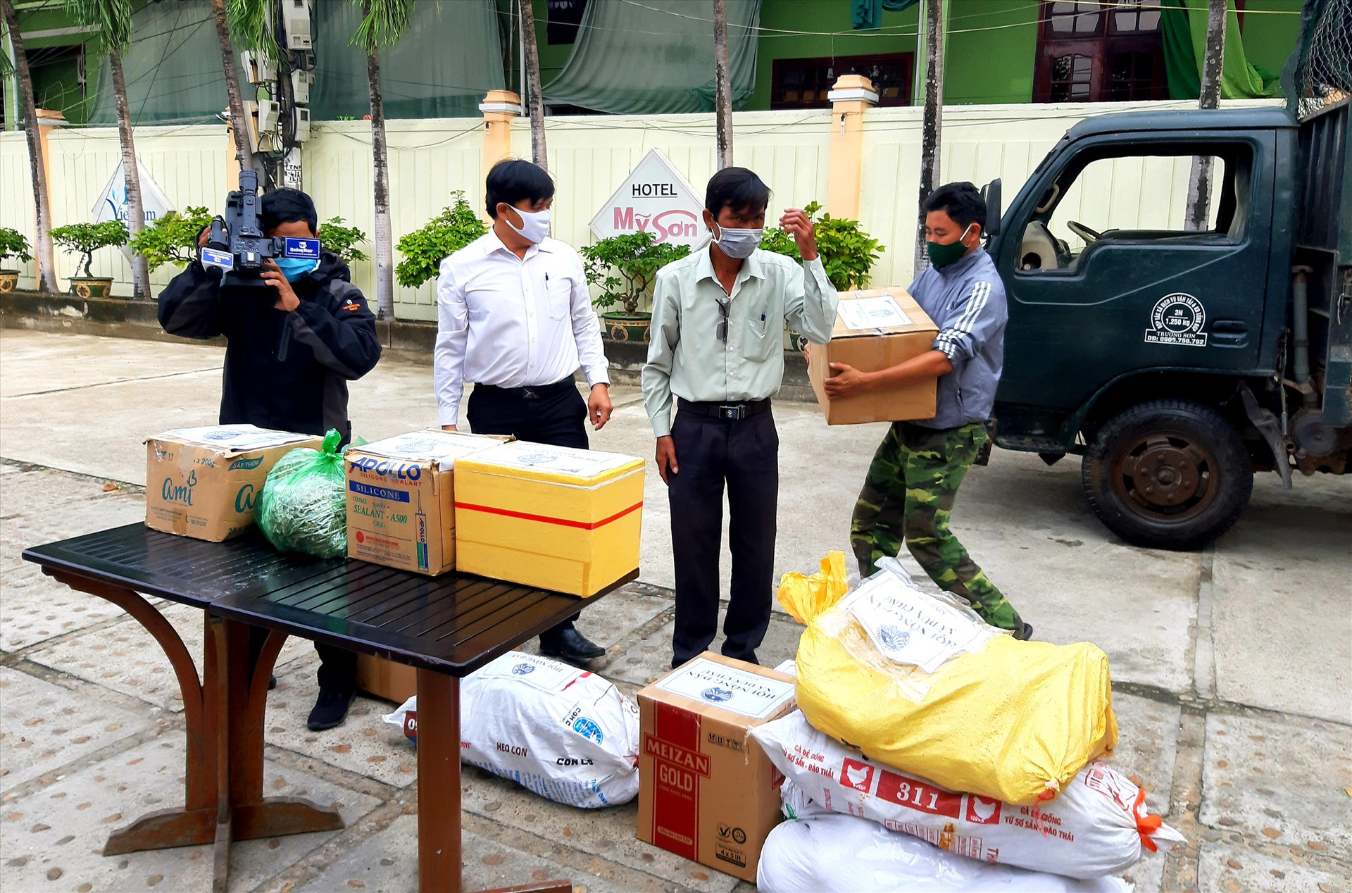 Các hội đoàn thể của Duy Xuyên đưa nhu yếu phẩm đến hỗ trợ khu cách ly tập trung tại khách sạn Mỹ Sơn vào sáng qua 14.4. Ảnh: VĂN SỰ