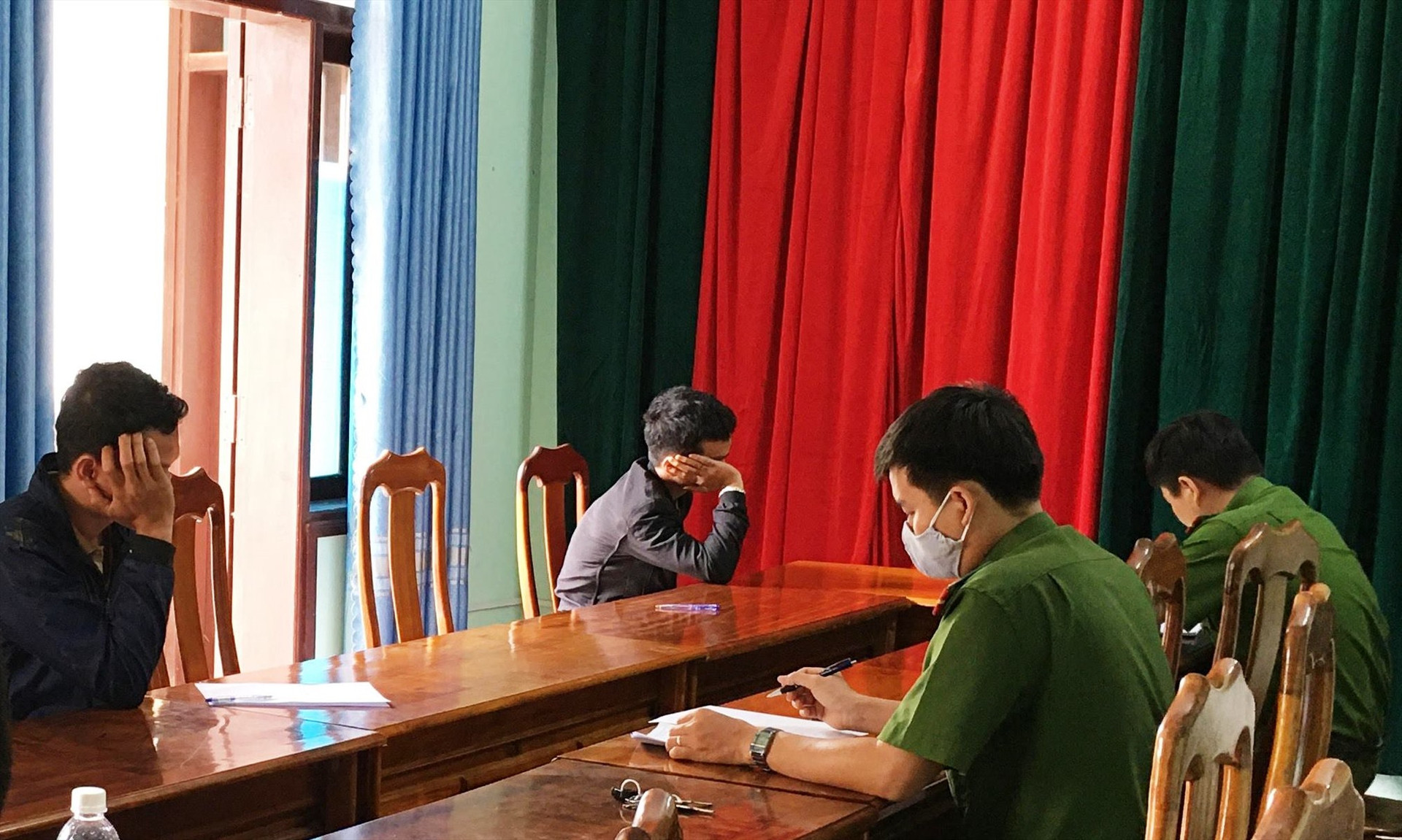 Công an Phú Ninh lấy lời khai các đối tượng tham gia đánh bạc. Ảnh: H.C