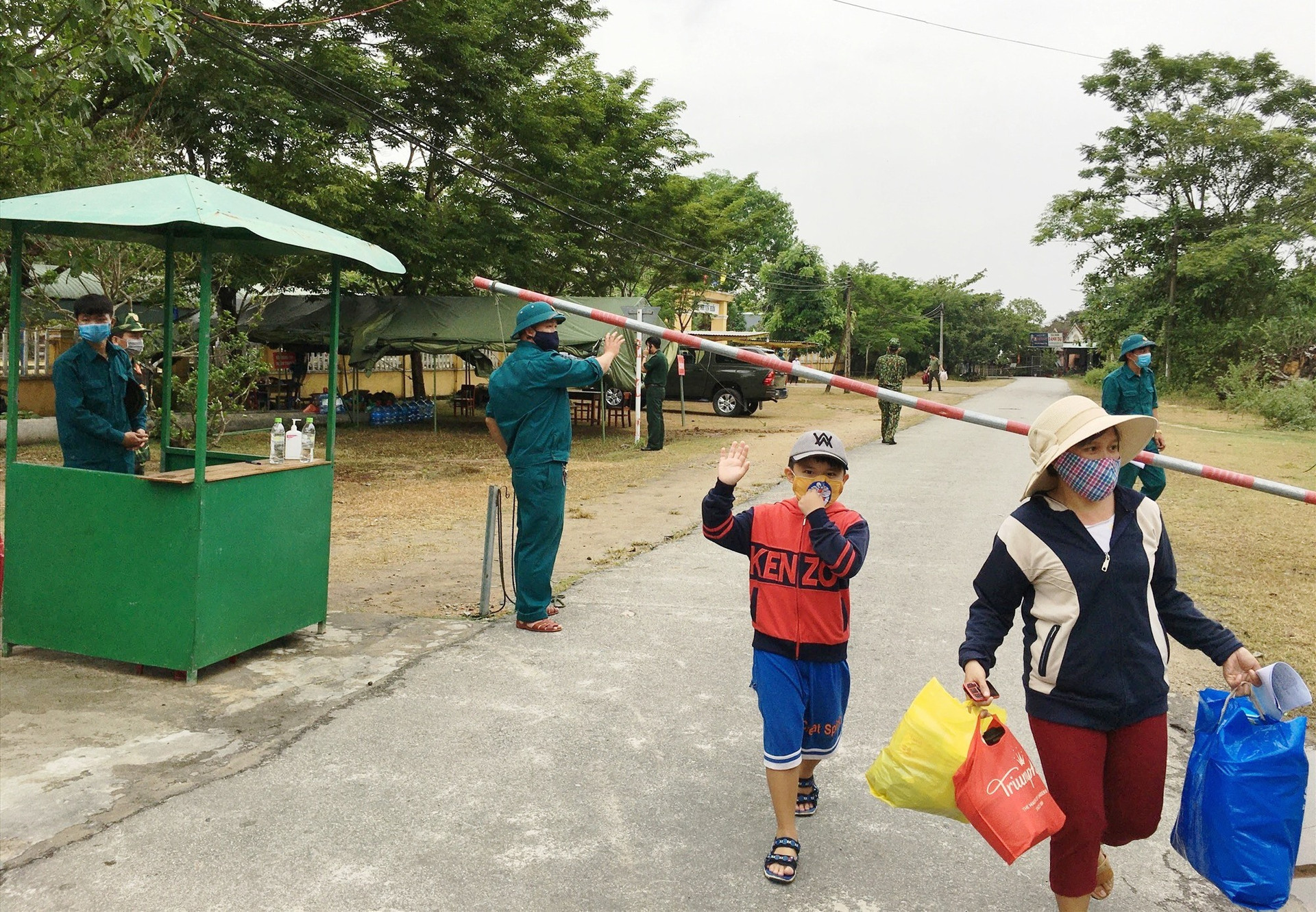 Người dân Phú Ninh trở về nhà sau khi hoàn thành thời gian cách ly tập trung. Ảnh: H.C