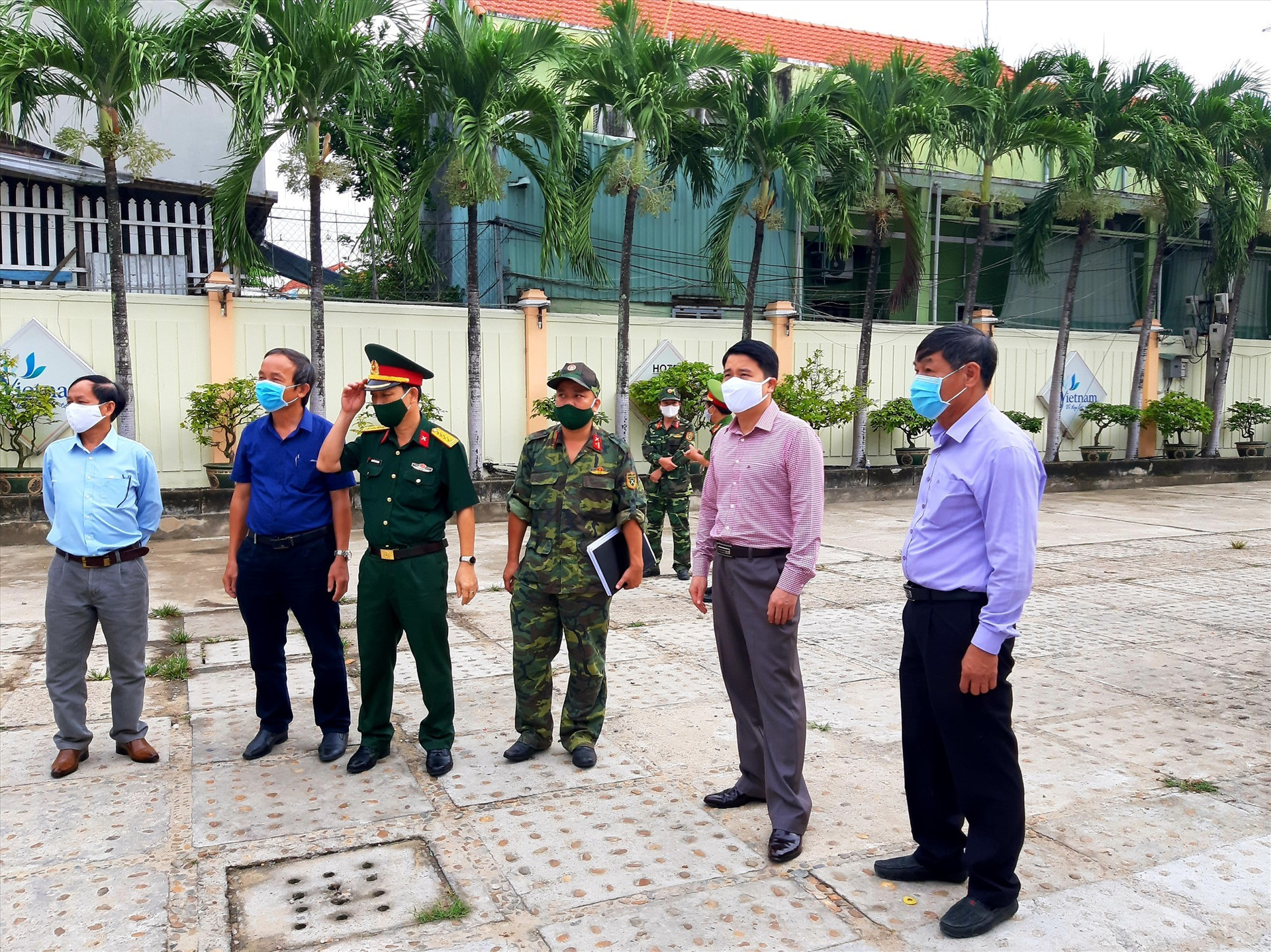 Phó Chủ tịch UBND tỉnh Trần Văn Tân kiểm tra khu cách ly tập trung tại khách sạn Mỹ Sơn vào sáng qua 14.4. Ảnh: V.S
