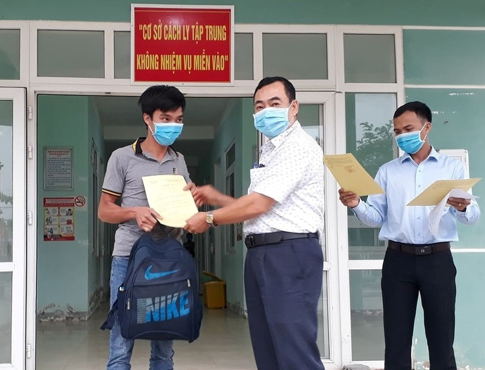 ông Nguyễn Văn Thắng - Phó Chủ tịch UBND huyện Quế Sơn trao Quyết định kết thúc áp dụng cách ly y tế tập trung cho công dân. ảnh DT