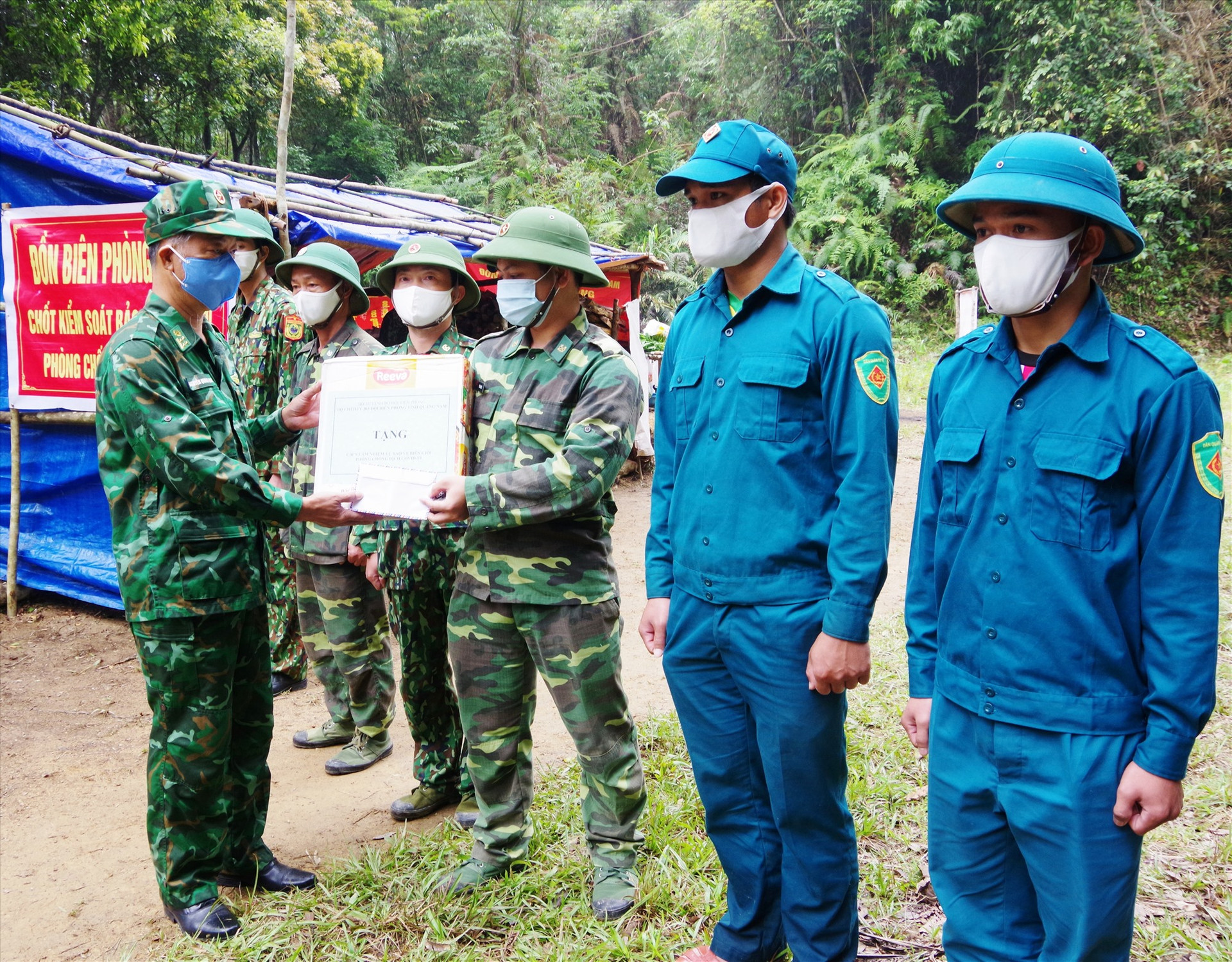 Đại tá Nguyễn Quang Nam – Phó Chỉ huy trưởng BĐBP tỉnh kiểm tra, động viên và tặng quà cho Tổ cắm chốt phòng chống dịch của Đồn Biên phòng A Nông.