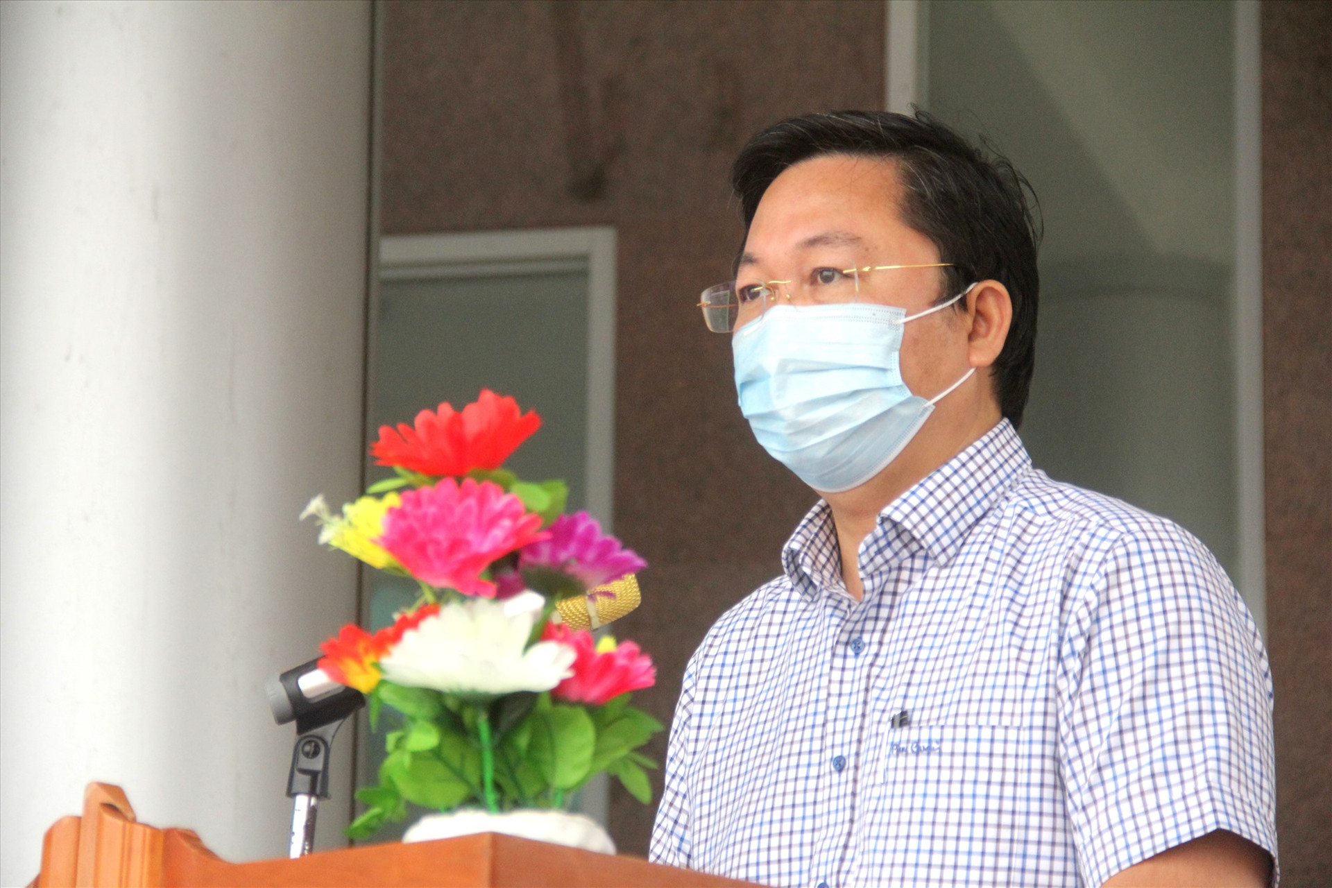 Chủ tịch UBND tỉnh Lê Trí Thanh phát biểu tại buổi trao tặng. Ảnh: A.N