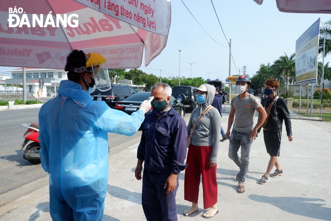 Đà Nẵng sẵn sàng phòng, chống Coivd-19 trong giai đoạn mới. Trong ảnh: Kiểm soát người vào thành phố tại các cửa ngõ. Ảnh: PHAN CHUNG