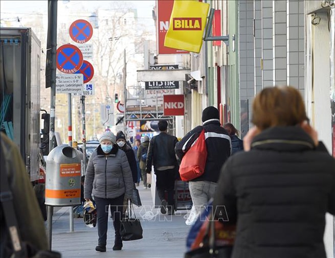 Người dân đeo khẩu trang phòng lây nhiễm Covid-19 tại Vienna, Áo, ngày 1-4-2020. Ảnh: THX/TTXVN