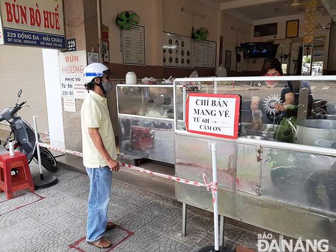 Một quán bún lớn trên đường Đống Đa (quận Hải Châu) thực hiện nghiêm túc việc giãn cách 2m khi bắt đầu mở cửa hoạt động trở lại vào sáng 16-4. Ảnh: KHÁNH HÒA
