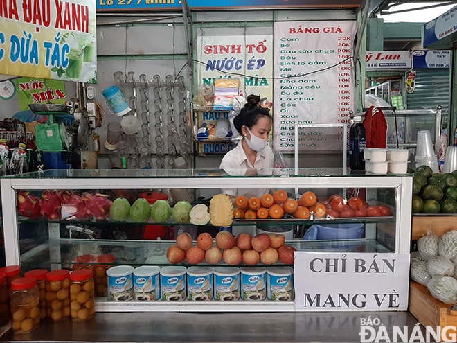 Ngay trong sáng 16-4, Ban quản lý chợ Đống Đa đã đồng loạt dán bản thông báo
