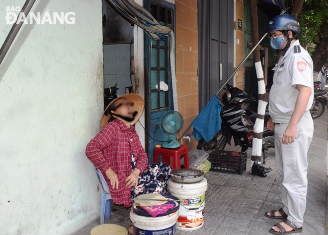 Lực lượng chức năng yêu cầu một người kinh ăn uống phải đeo khẩu trang liên tục. Ảnh: HOÀNG HIỆP
