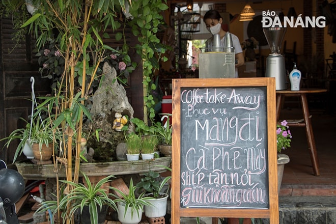 Quán cà phê nằm trên đường Nguyễn Công Trứ (quận Sơn Trà) bắt đầu mở cửa phục vụ trở lại vào sáng 16-4 với dòng thông báo ghi rõ