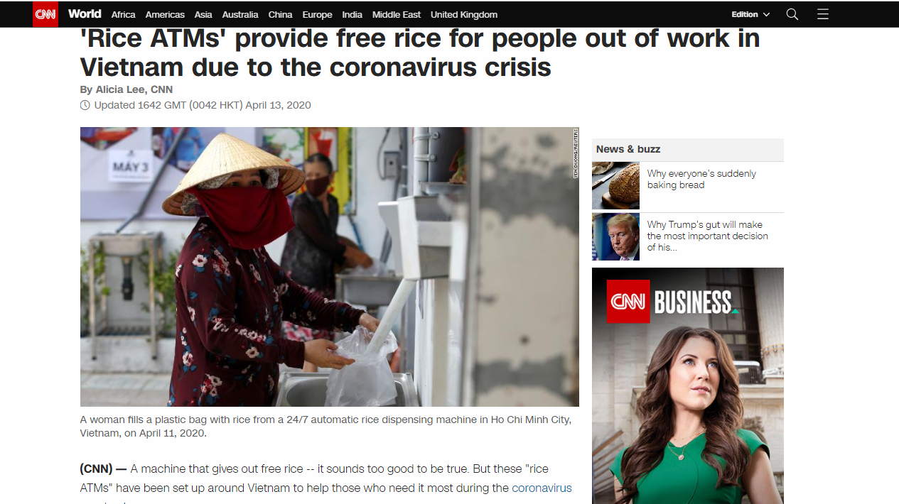 Hình ảnh người dân nhận gạo từ các cây ATM được đăng tải trên CNN