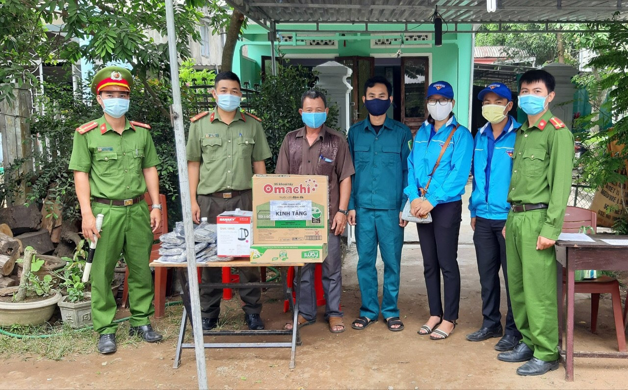 Huyện đoàn Phú Ninh tặng các sản phẩm chống dịch cho các lực lượng làm nhiệm vụ tại chốt kiểm soát trên địa bàn huyện. Ảnh: THÁI CƯỜNG