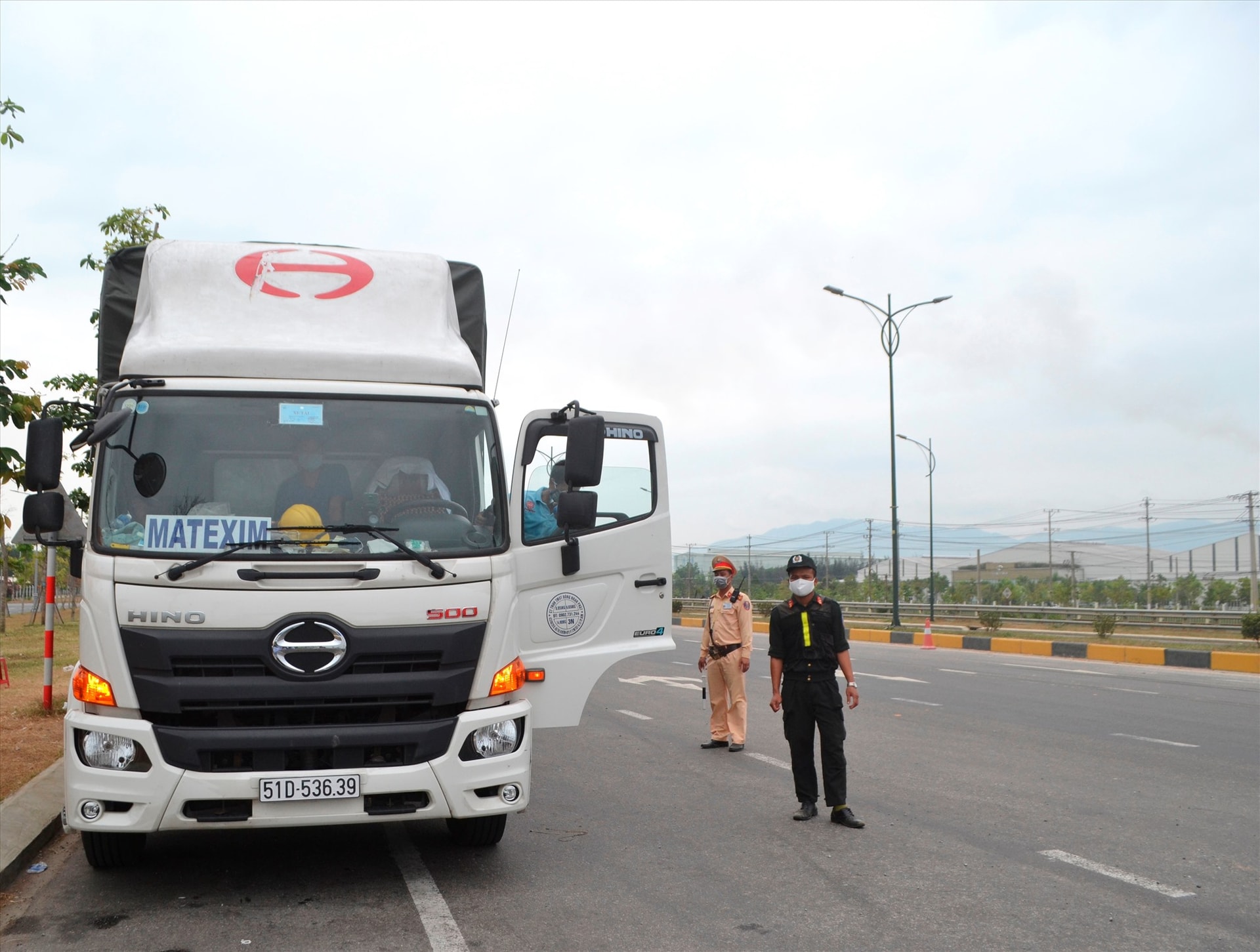 Lực lượng chức năng kiểm soát phòng, chống dịch Covid-19 đối với phương tiện lưu thông trên QL1 qua Núi Thành. Ảnh: C.T