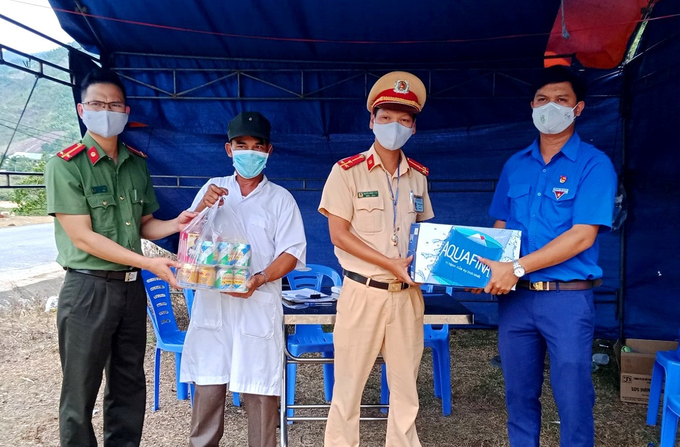 Tuổi trẻ huyện Nam Giang cùng góp sức cho nhiệm vụ phòng chống dịch Covid-19 trên địa bàn. Ảnh: Đ.N