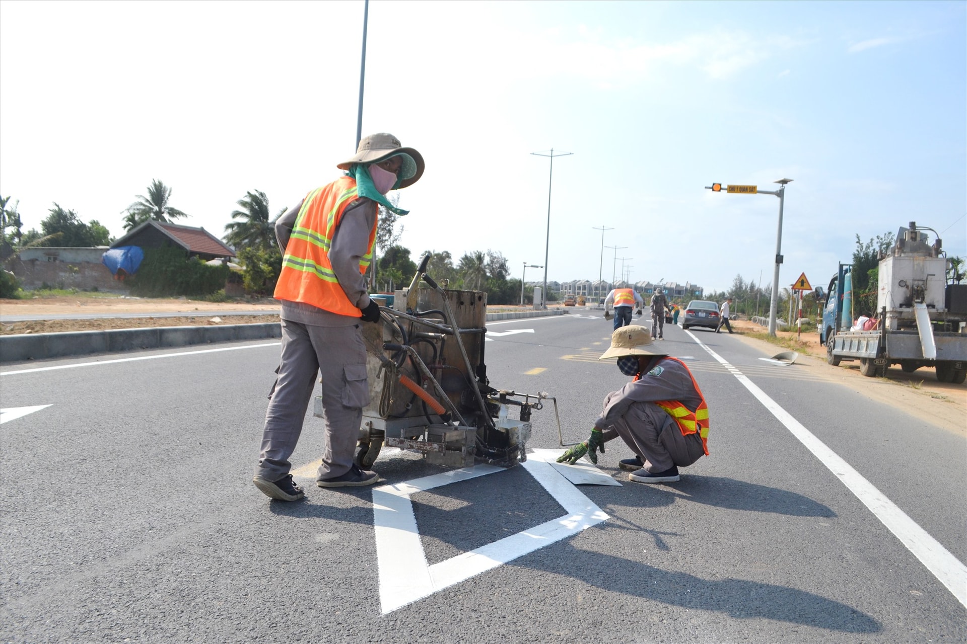 Sơn lại vạch kẻ đường bên trái tuyến đường dẫn phía bắc cầu Cửa Đại. Ảnh: C.T