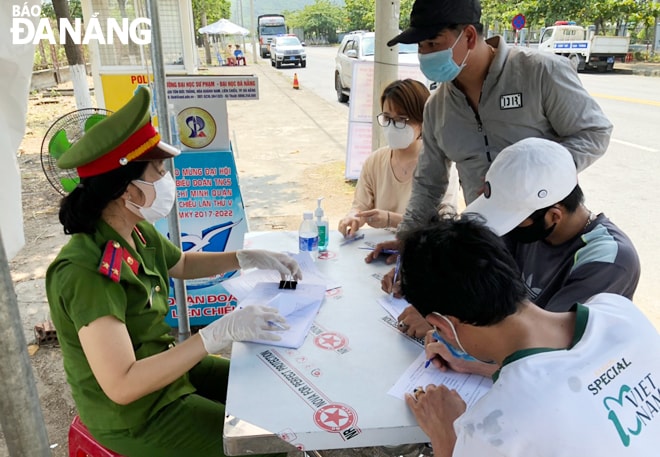 Lực lượng chức năng yêu cầu người dân khai báo y tế khi đến Đà Nẵng. (Ảnh chụp ngày 16-4)            Ảnh: NGỌC PHÚ