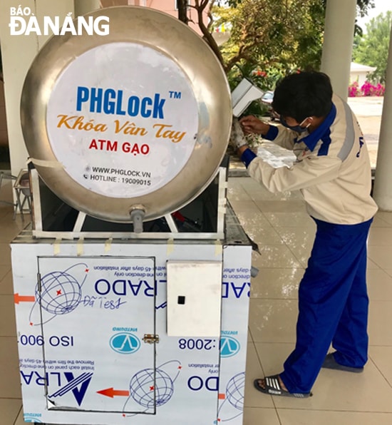 Lắp đặt máy “ATM gạo” tại Thành Đoàn Đà Nẵng.                 Ảnh: M.QUẾ