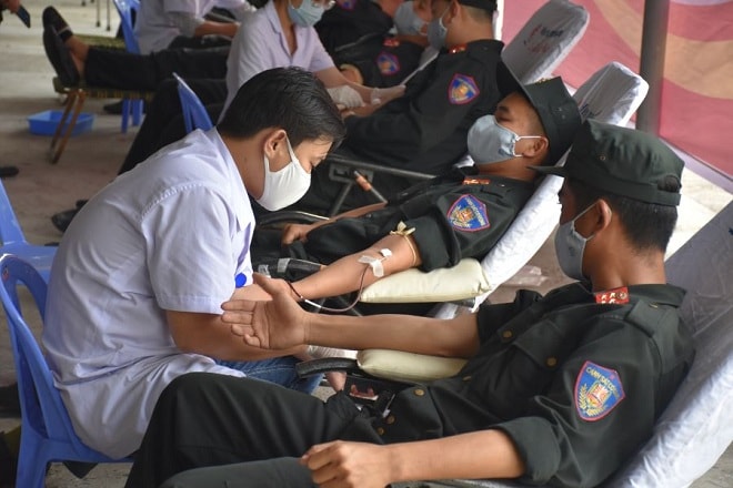 Các chiến sĩ tham gia hiến máu. Ảnh: TRẦN KHANG