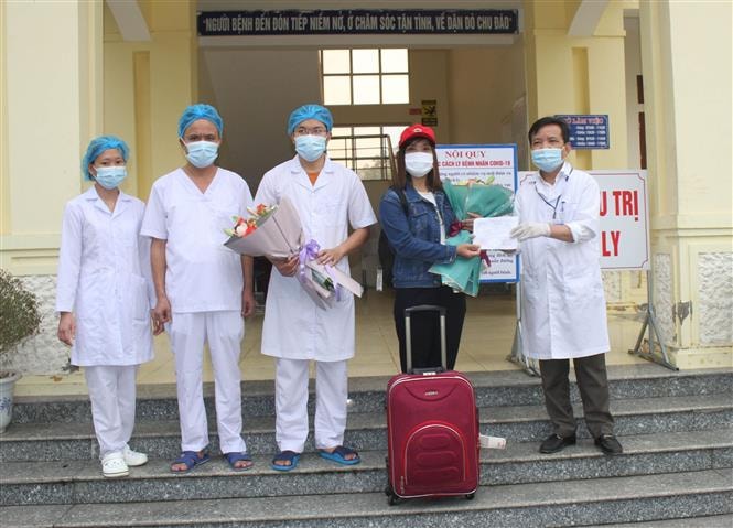 Giám đốc Bệnh viện Đa khoa huyện Nho Quan tặng hoa cho bệnh nhân 229 trong ngày xuất viện. Ảnh: Thùy Dung -TTXVN