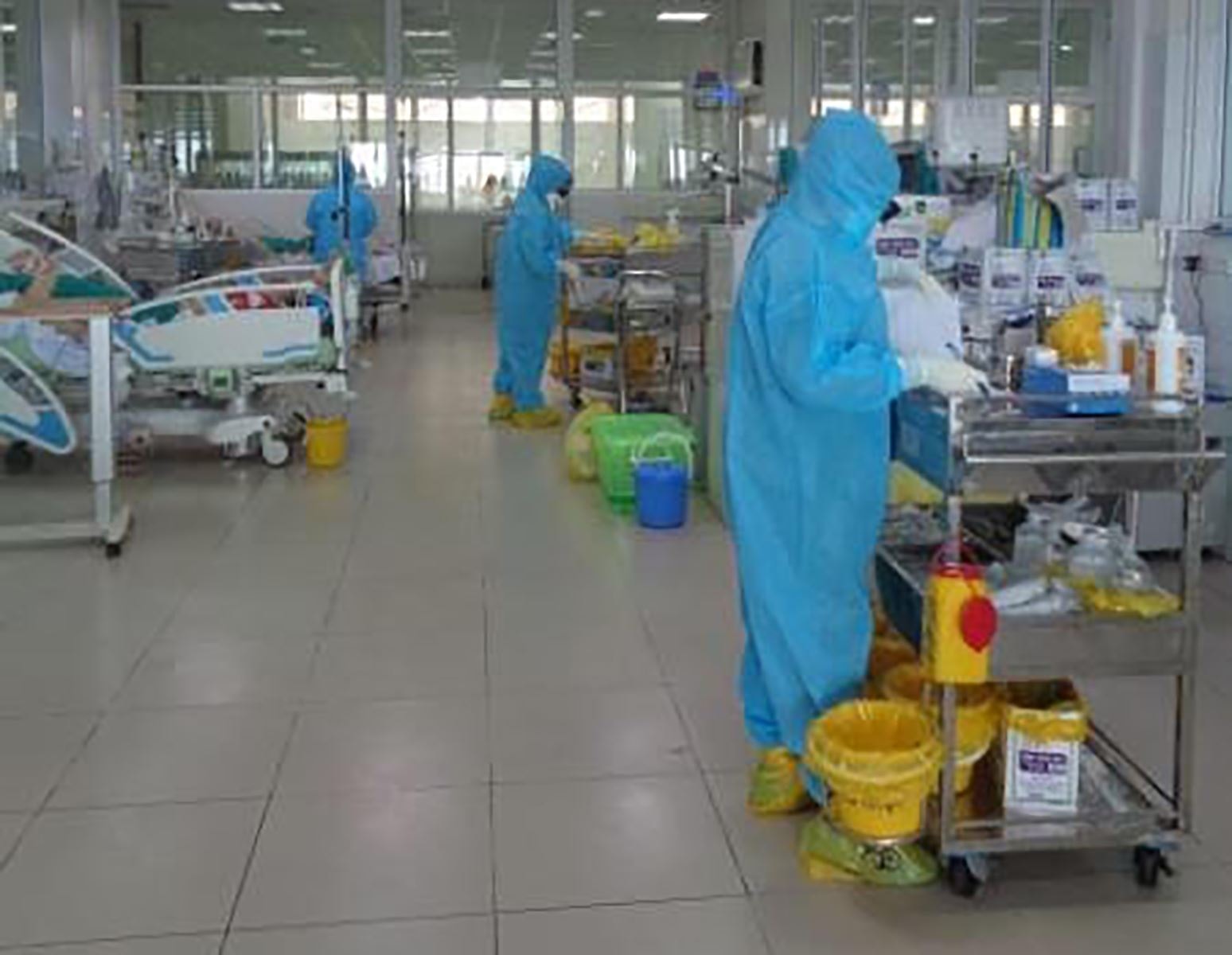 Các y bác sĩ Bệnh viện Bệnh nhiệt đới Trung ương nỗ lực cứu chữa người bệnh. Ảnh: BV.