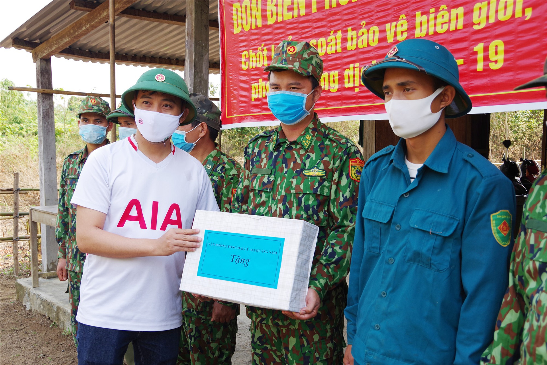 Đại diện Tổng đại lý AIA Quảng Nam tặng quà lực lượng làm nhiệm vụ tại các chốt biên giới. Ảnh HỒNG ANH