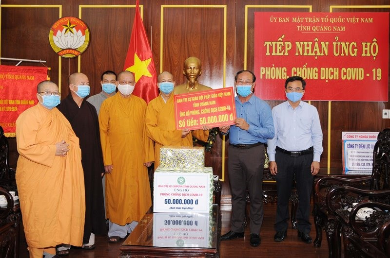 Ban Trị sự GHPGVN tỉnh trao tiền và vật dụng y tế ủng hộ phòng chống dịch bệnh Covid-19 tại Ủy ban MTTQ Việt Nam tỉnh. Ảnh: Phật giáo Quảng Nam.