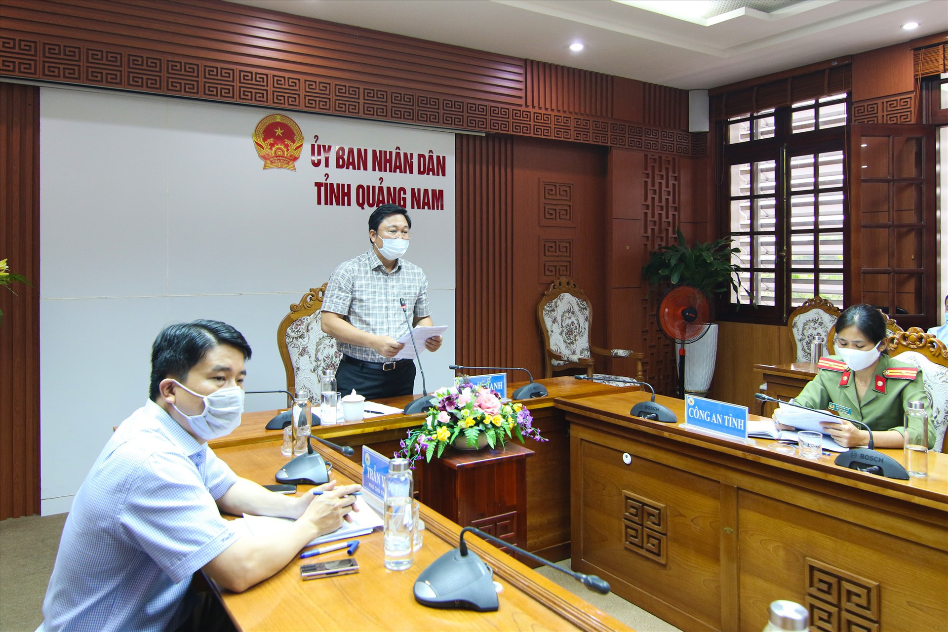 Chủ tịch UBND tỉnh Lê Trí Thanh phát biểu kiến nghị tại cuộc họp.