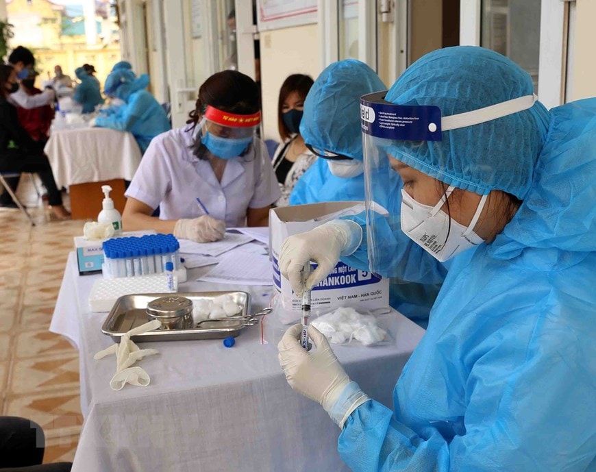 Trong hai ngày 18-19-4-2020, Sở Y tế Hà Nội phối hợp với Trung tâm kiểm soát bệnh tật (CDC) Hà Nội tổ chức lấy mẫu xác xuất, xét nghiệm nhanh Covid-19 tại một số chợ đầu mối. (Ảnh: Vũ Sinh-TTXVN)