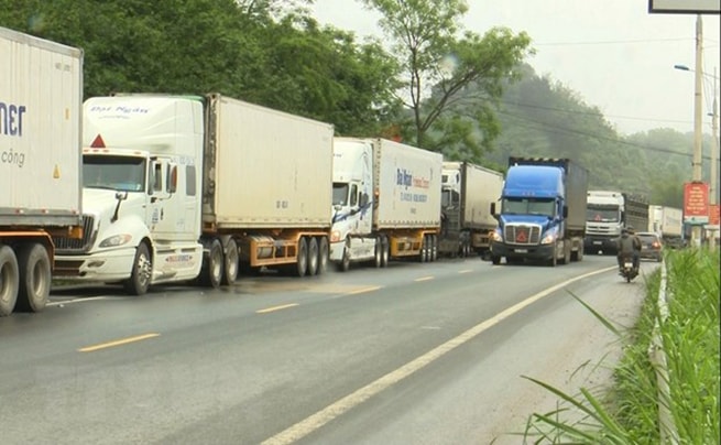  Xe nông sản ùn ứ dài trên Quốc lộ 1A khu vực thị trấn Đồng Đăng, Lạng Sơn. (Ảnh: Quang Duy/TTXVN)