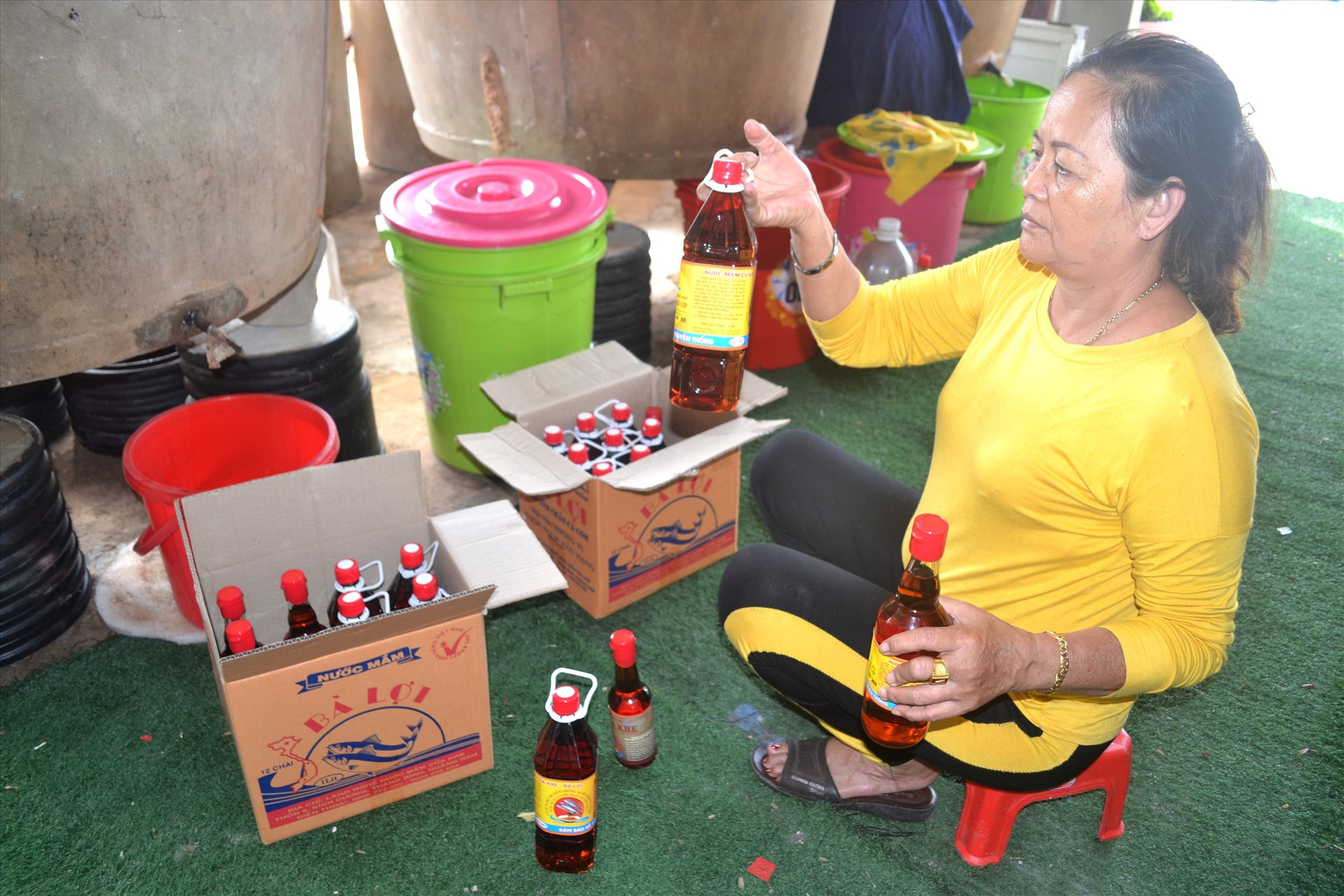 Bà Lê Thị Lợi tâm huyết với nghề chế biến nước mắm ở làng nghề Cửa Khe. Ảnh: VIỆT NGUYỄN