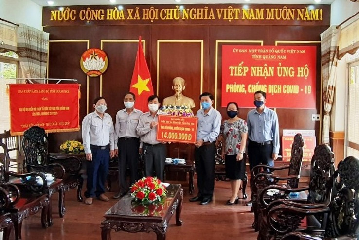 Ban Điều hành Gia đình Phật tử Quảng Nam trao tiền ủng hộ phòng chống dịch Covid-19 thông qua Ủy ban MTTQ Việt Nam tỉnh. Ảnh: Phật giáo Quảng Nam.