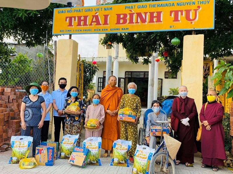 Đại đức Thích Pháp Hạnh – Trụ trì chùa Thái Bình (Điện Bàn) cùng đoàn từ thiện tặng quà cho người dân. Ảnh: Phật giáo Quảng Nam.