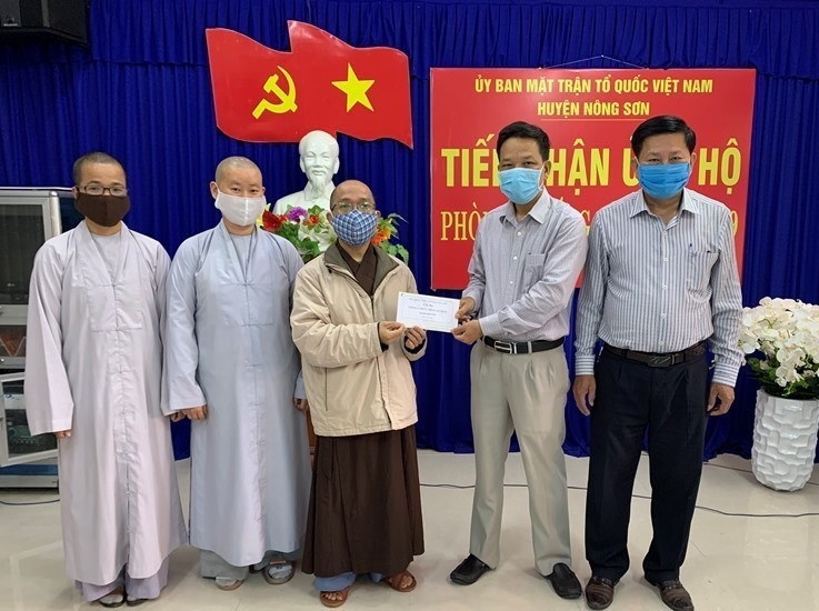 Ban Trị sự GHPGVN huyện Nông sơn trao tiền ủng hộ công tác phòng chống dịch Covid-19. Ảnh: Phật giáo Quảng Nam.