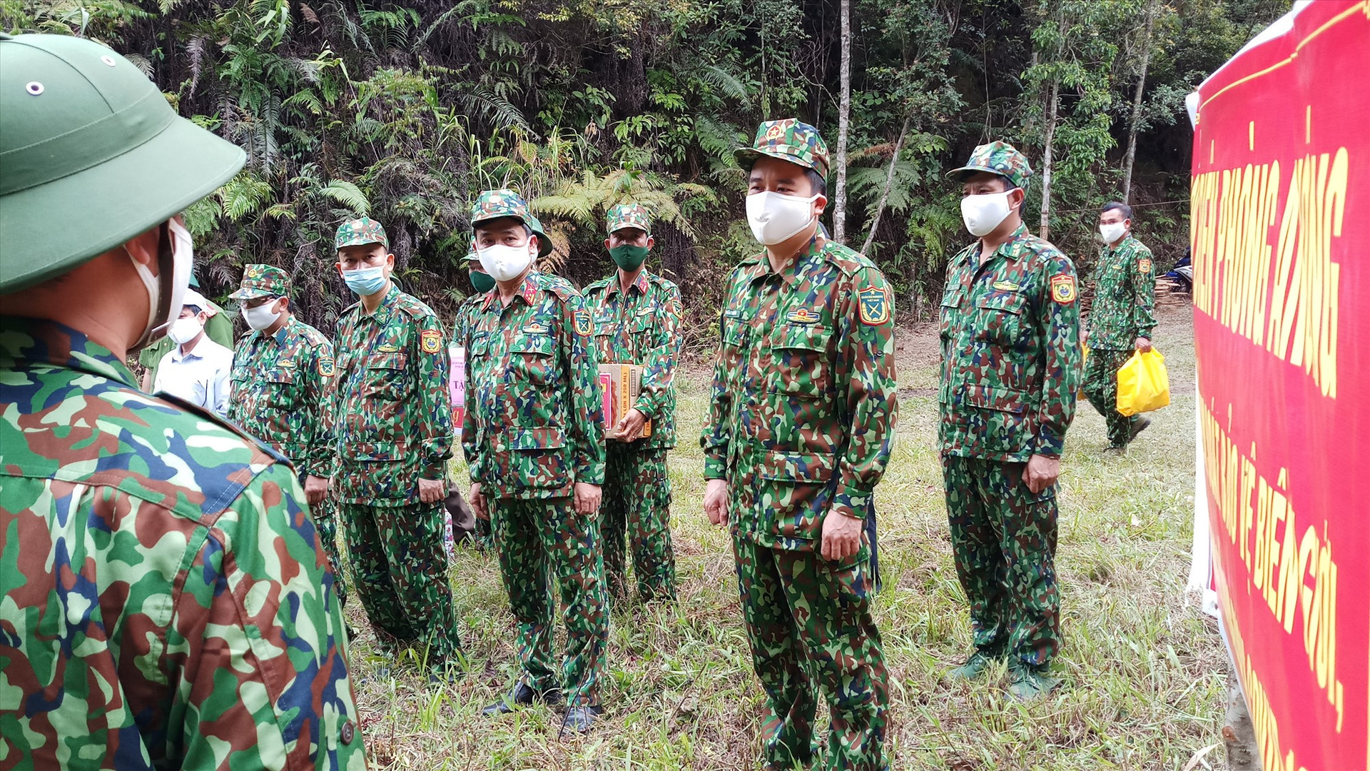 Phó Chủ tịch UBND tỉnh Trần Văn Tân chia sẻ, động viên các chiến sĩ tại chốt kiểm soát. Ảnh: A.N