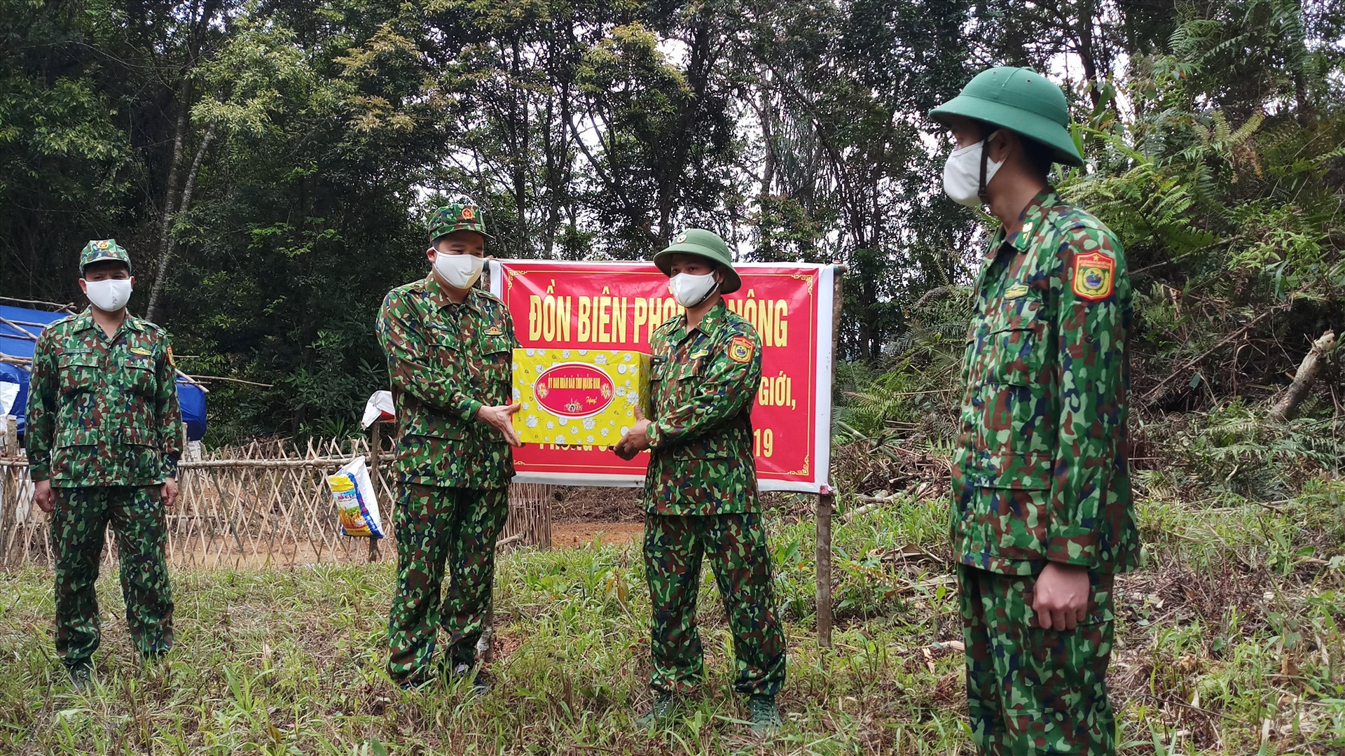 Phó Chủ tịch UBND tỉnh Trần Văn Tân trao quà cho các chiến sĩ biên phòng trực tiếp làm nhiệm vụ tại chốt kiểm soát biên giới. Ảnh: A.N