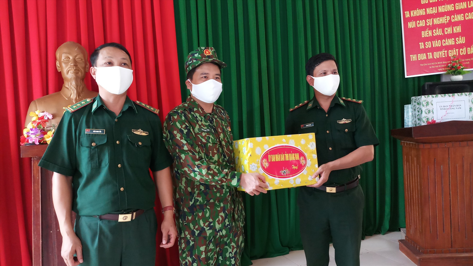 Phó Chủ tịch UBND tỉnh Trần Văn Tân tặng quà động viên cán bộ, chiến sĩ Đồn Biên phòng A Nông. Ảnh: A.N