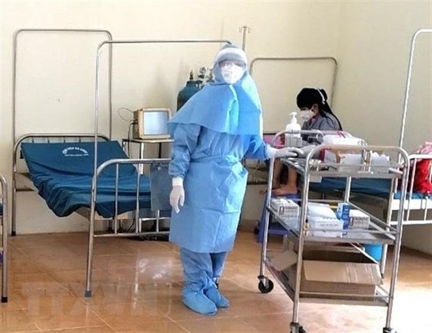 Điều trị cho bệnh nhân COVID-19 số 268 tại Khu cách ly Bệnh viện Đa khoa huyện Đồng Văn (Hà Giang). (Ảnh: TTXVN phát)