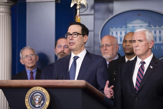Bộ trưởng Tài chính Mỹ Steven Mnuchin (giữa) phát biểu trong cuộc họp báo tại Nhà Trắng. Ảnh: THX/ TTXVN