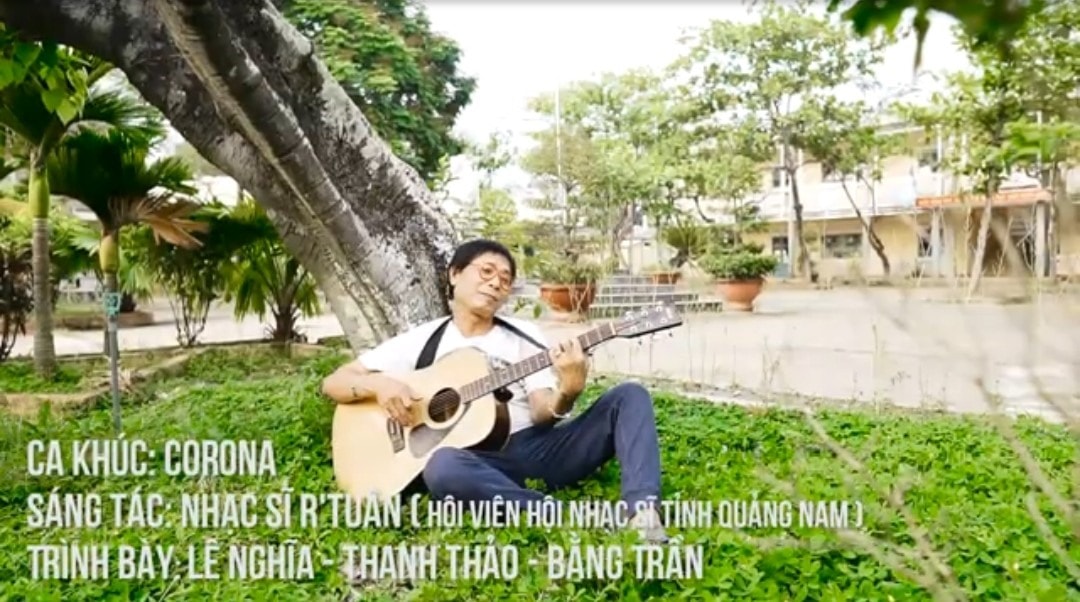 Nhạc sĩ R’ Tuân trình diễn ca khúc “Tan đi Corona” của mình. (Ảnh cắt từ clip được phát trên Youtube)