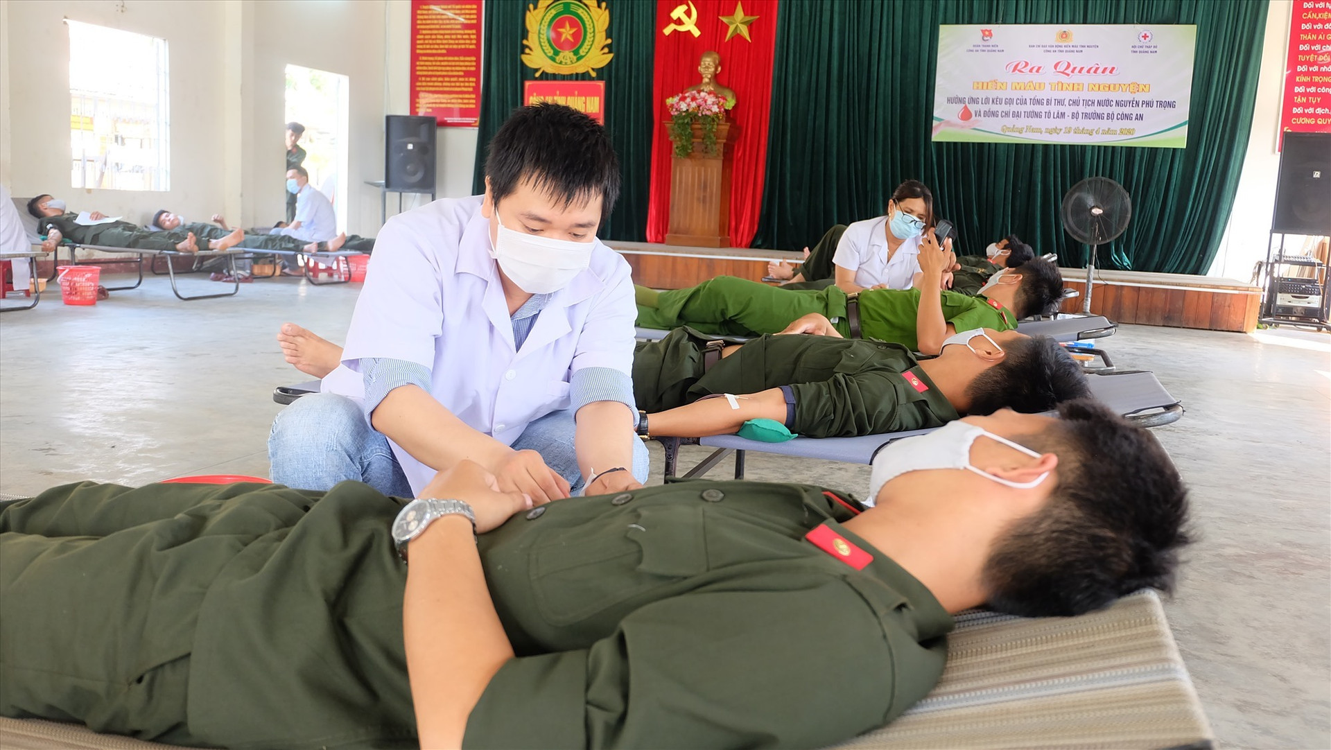 Các chiến sĩ nghĩa vụ CAND tích cực tham gia hoạt động hiến máu tình nguyện. Ảnh: M.L