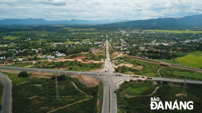 Huyện Hòa Vang là đầu mối giao thông đường bộ, đường sắt trong quy hoạch của thành phố để tạo liên kết phát triển vùng. Trong ảnh: Hạ tầng giao thông huyện Hòa Vang nhìn trên cao. Ảnh: TRIỆU TÙNG
