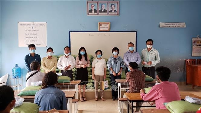 Đại diện Đại sứ quán Việt Nam tại Campuchia và Lãnh đạo Hội Khmer - Việt Nam trao quà cho bà con khó khăn. Ảnh minh họa: Nguyễn Vũ Hùng/Pv TTXVN tại Campuchia
