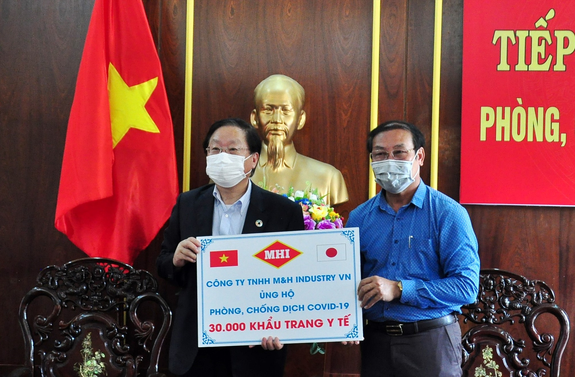 Ông Yamakawa Shichihel - Giám đốc Công ty TNHH M&H Industry Việt Nam (bên trái) trao tặng a30 nghìn khẩu trang cho Ủy ban MTTQ Việt Nam tỉnh. Ảnh: VINH ANH