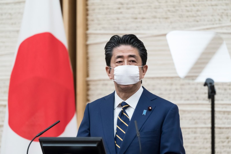 Thủ tướng Abe Shinzo phát biểu trong cuộc họp báo tại dinh thự chính thức của thủ tướng ở Tokyo vào ngày 17.4 vừa qua