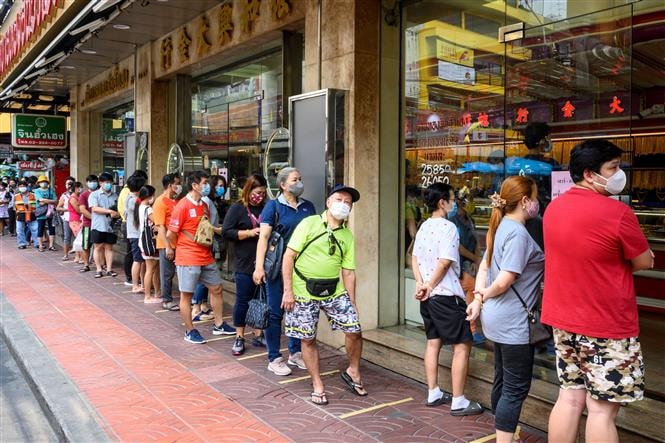 Người dân đeo khẩu trang phòng lây nhiễm COVID-19 tại Bangkok, Thái Lan ngày 15/4/2020. Ảnh: AFP/ TTXVN
