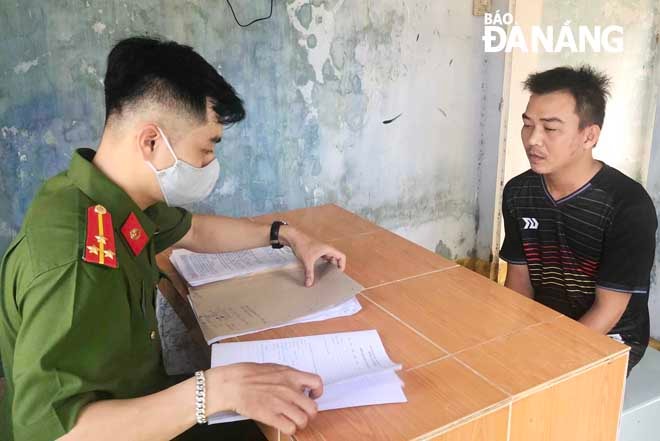 Đối tượng khai nhận tại cơ quan Công an. Ảnh N.P