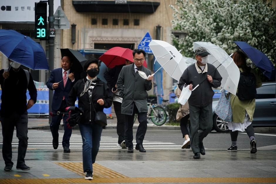 Nhiều người Hàn Quốc trở lại văn phòng làm việc sau khi các biện pháp giãn cách xã hội được nới lỏng. Ảnh: Reuters