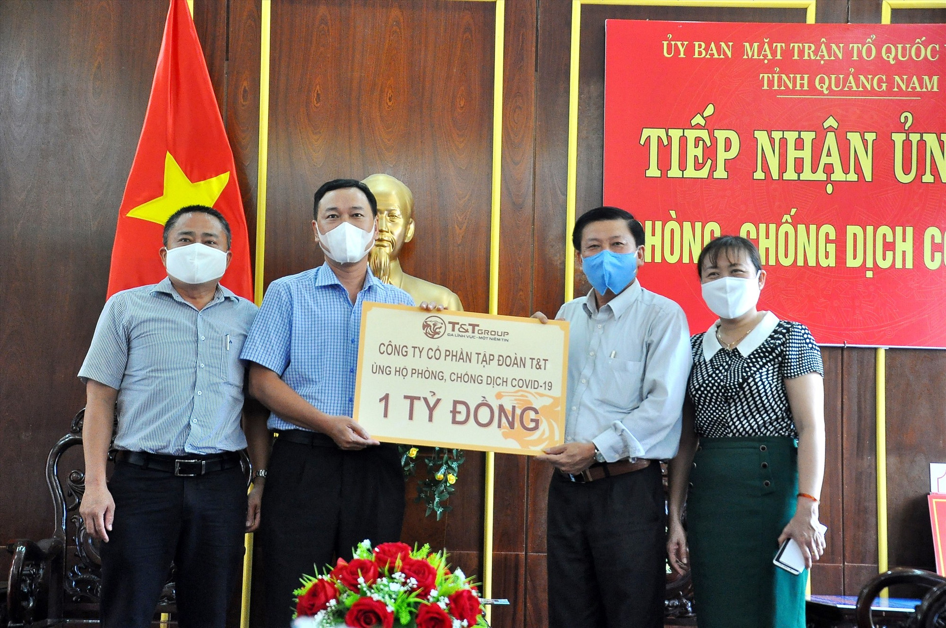 Đại diện Công ty CP Tập đoàn T&T ủng hộ 1 tỷ đồng cho Ủy ban MTTQ Việt Nam tỉnh. Ảnh: VINH ANH